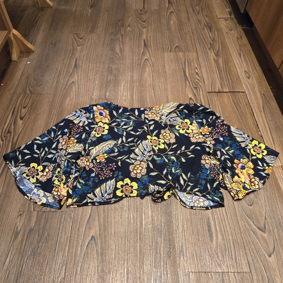 Miss Selfie Dark Floral Crop Top Tie Front Blouse Bohemian Casual Vacation L - Picture 3 of 12